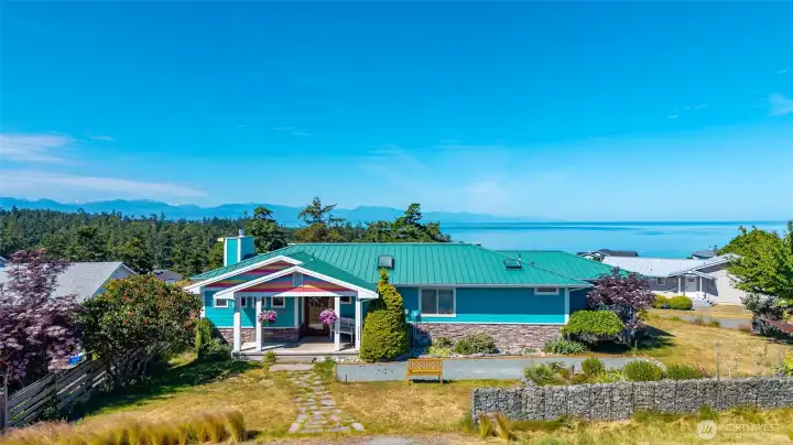 Welcome home to views of water and mountains! Welcome home to views of water and mountains!