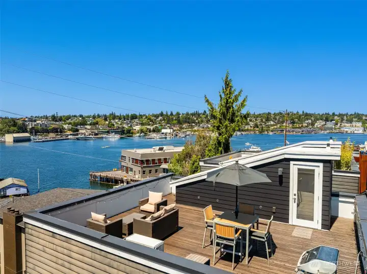 The showstopper of the home is the oversized rooftop deck, offering stunning 360° views of Lake Union and the surrounding cityscape. The showstopper of the home is the oversized rooftop deck, offering stunning 360° views of Lake Union and the surrounding cityscape.