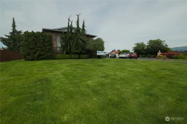 this house enjoyed the extra grass space that is meant for the common area but is easily access by this unit here. You can enjoy time with your dogs and/or kids.