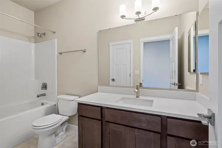 Full hall bath w/ linen closet
