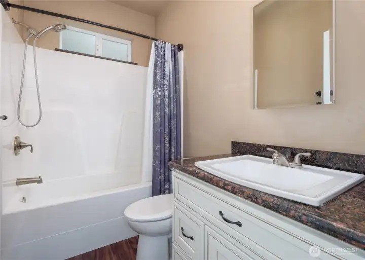 3rd bathroom w/tub