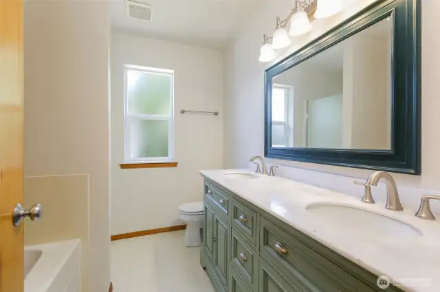 Attached primary bath
