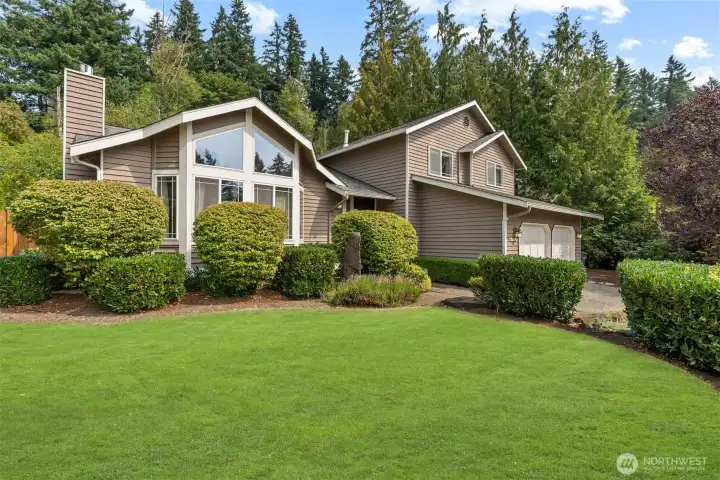 Close to shopping, golf, parks and trails and award winning Issaquah schools!
