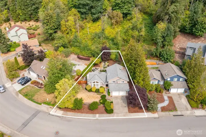 Great neighborhood. Walk to coffee, shops, playgrounds and trails!