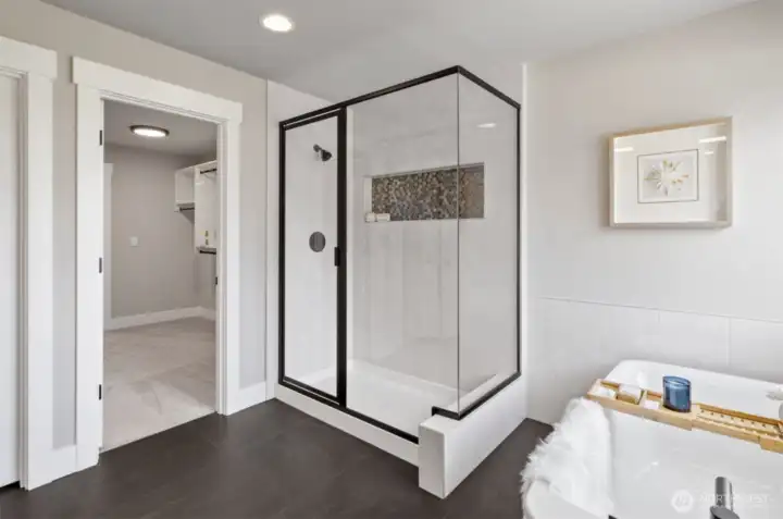 master bedroom bathroom2