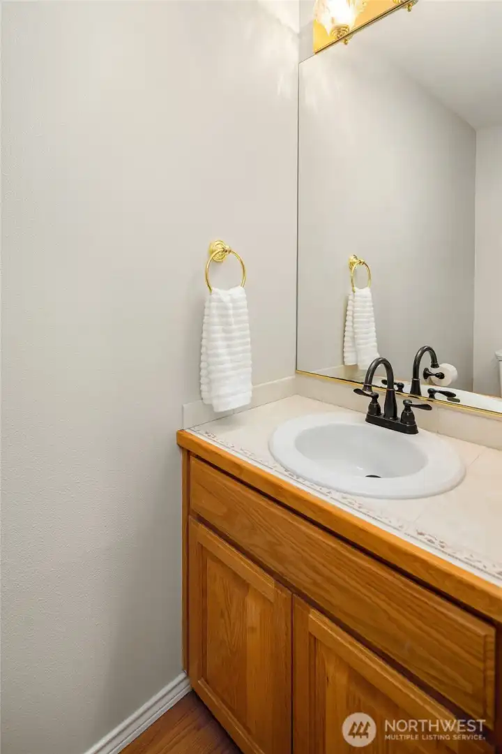 jack & jill half bathroom in the upper floor