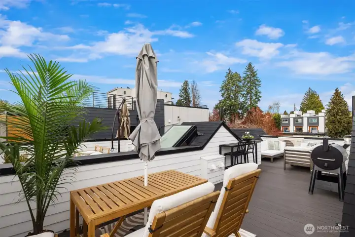 Expansive rooftop deck offers 360 views with Puget Sound in the distance. Host dinner parties at sunset or enjoy a quiet morning at sunrise.
