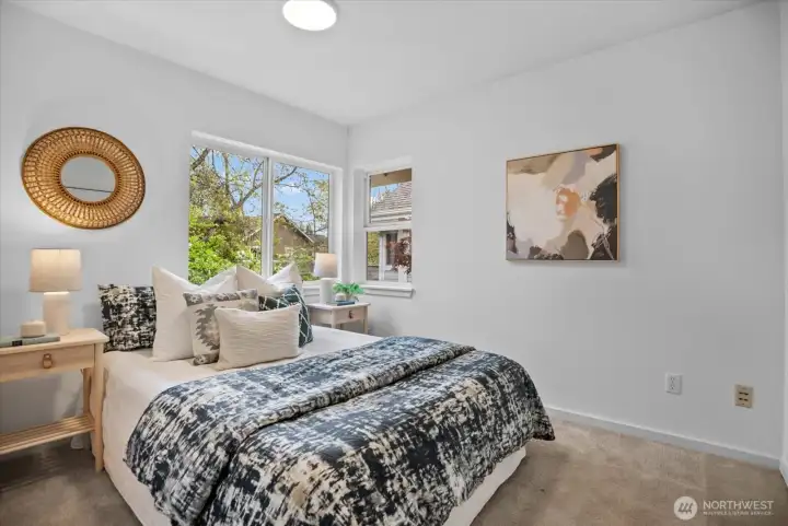 Bedroom 3 with also windows from two directions!