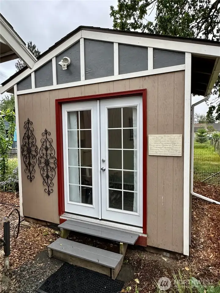 Gorgeous shed in the back!