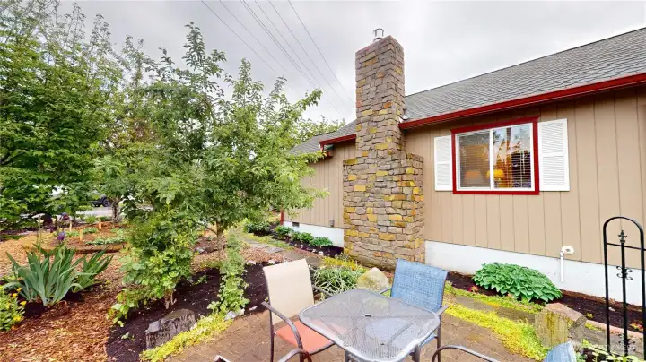 Beautiful yard! Circles the home