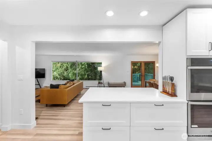 Oversized peninsula - space to cook and gather