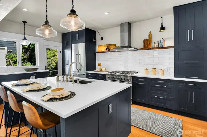 Counter seating continues the theme of easy, modern entertaining. Counter seating continues the theme of easy, modern entertaining.