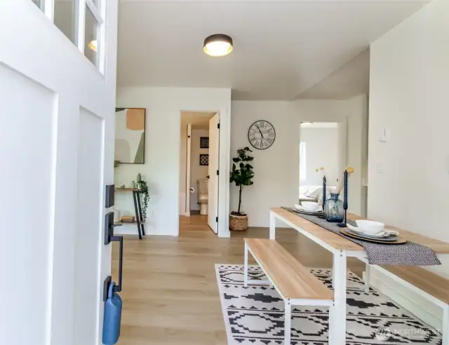 Entry/dining area