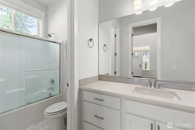 Main floor full bathroom
