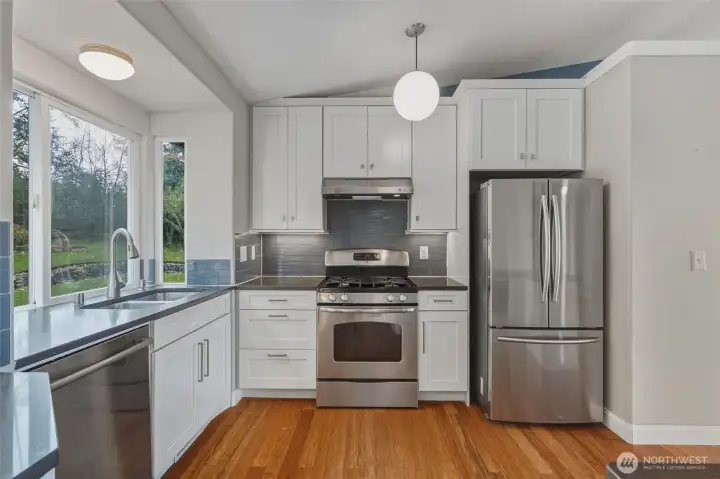 Updated kitchen w/gas cooking