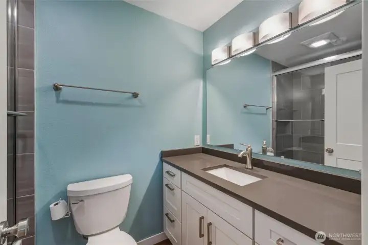 Updated full hall bath