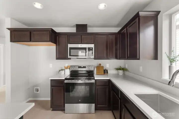 Photographs are for illustrative purposes only. Features, finishes, interior/exterior colors, landscaping and floorplan shown may vary from actual homes built