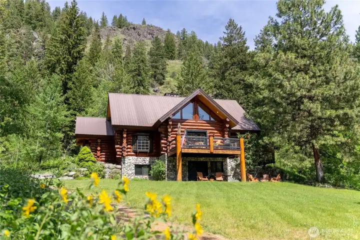 Custom lodge-style retreat on 19+ acres in the heart of Mazama, surrounded by forest, meadow, and mountain views. A rare Methow Valley setting offering privacy, recreation, and timeless log craftsmanship minutes from the Mazama core.