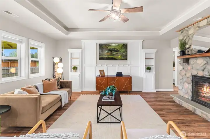 Spacious livingroom with recessed lighting in the tray ceiling.