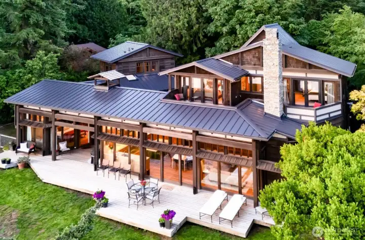 Welcome to this stunning waterfront Welcome to this stunning waterfront