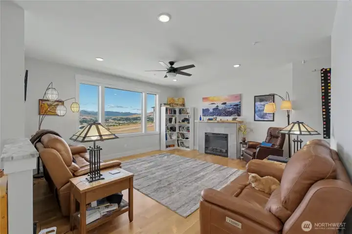 Livingroom, with views and fireplace