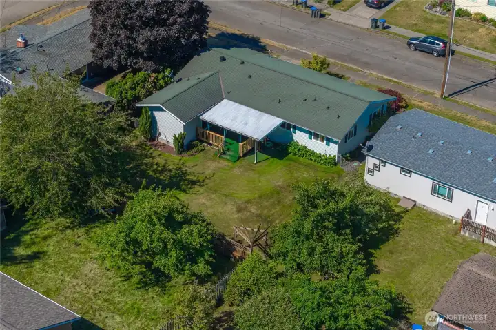 Spacious fully fenced backyard Spacious fully fenced backyard