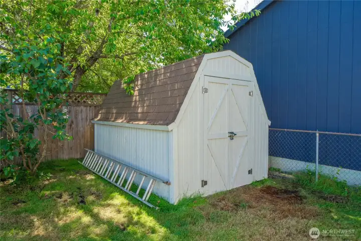 Convenient backyard shed Convenient backyard shed