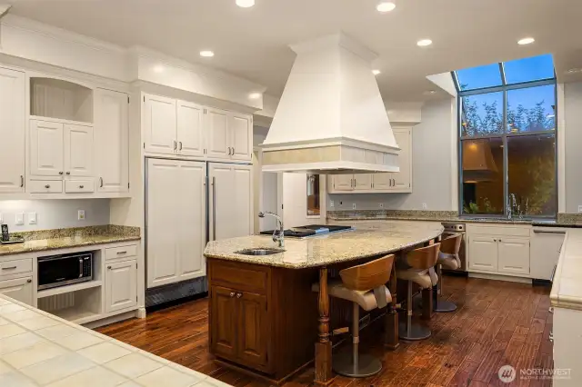 Expansive island w/breakfast bar seating. 2 sub-zero freezer & refrigerator drawers.