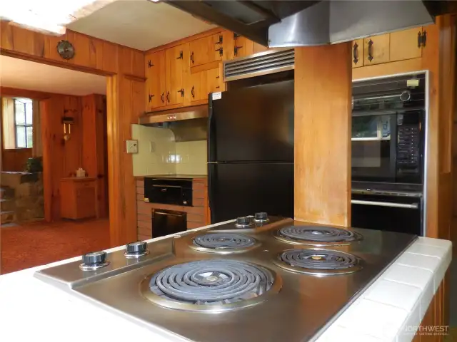 Cook top works great, Oven over there has a burner out and seller just figured we'd let a buyer handle any remodeling!!