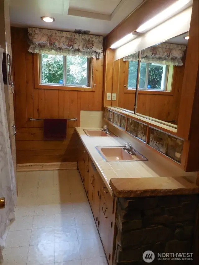 Main Bath custom Features installed by the Kniert Fam.