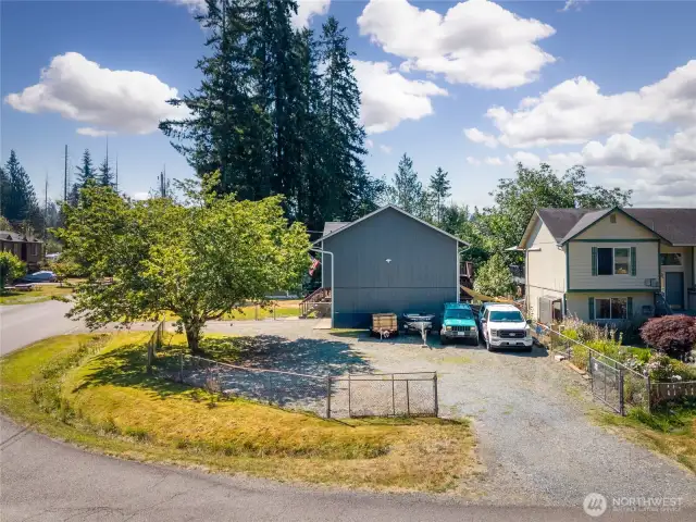 Tons of parking R/V & Boat on a pull through driveway