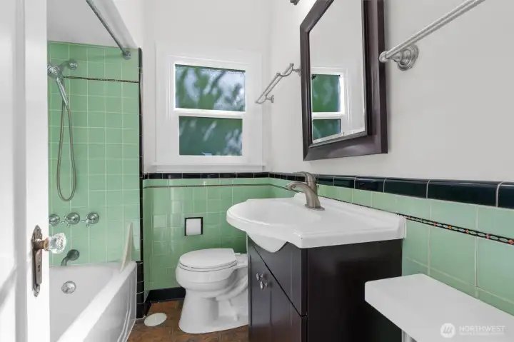 Upper level full-bath.