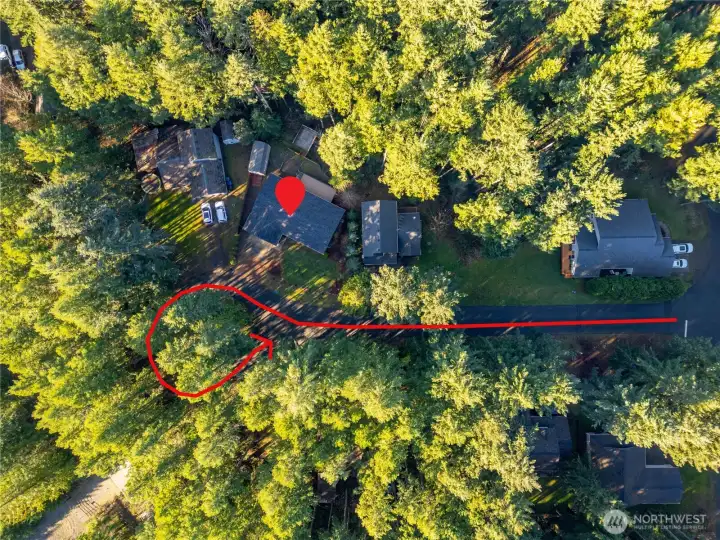 Red arrow points out the circular road.