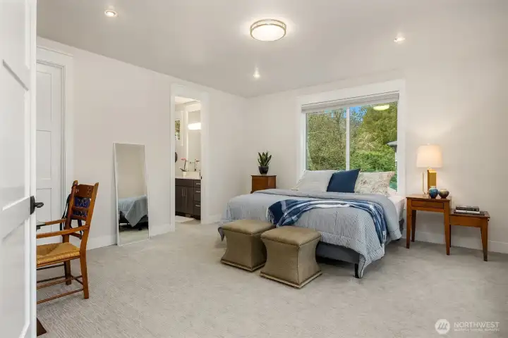 Upper 2nd primary bedroom.
