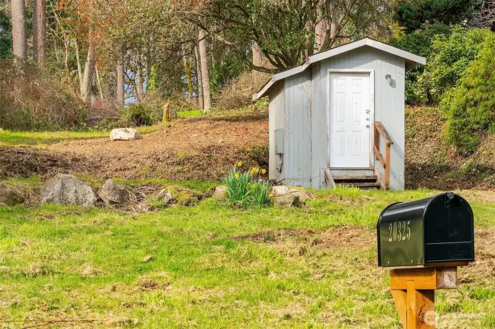 The sweet parcel is ready for your island life, mailbox included.