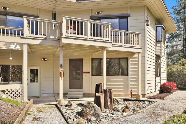 Fountain, favorite for visiting birds!