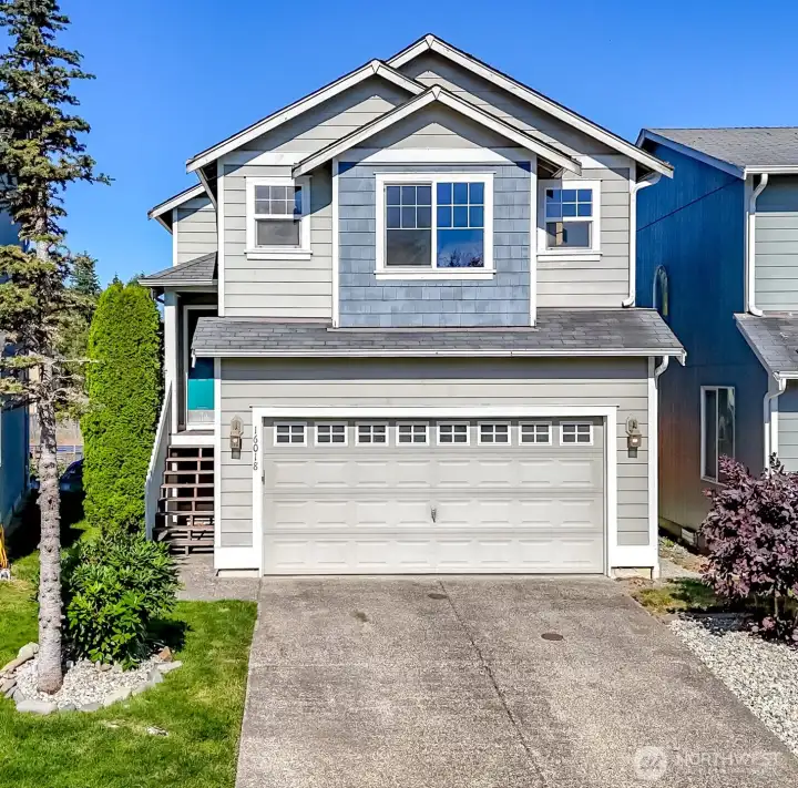 Fantastic 3 bedroom 2 1/2 bath with AC and updates throughout. Fantastic 3 bedroom 2 1/2 bath with AC and updates throughout.