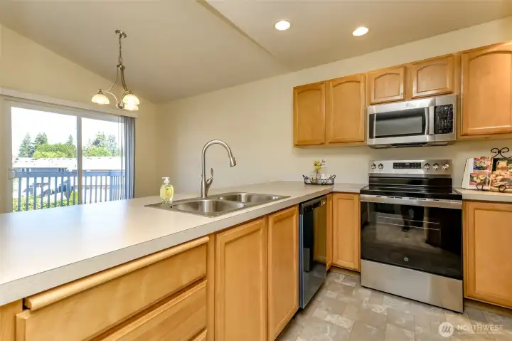 Vaulted ceilings and lots of natural light. Vaulted ceilings and lots of natural light.