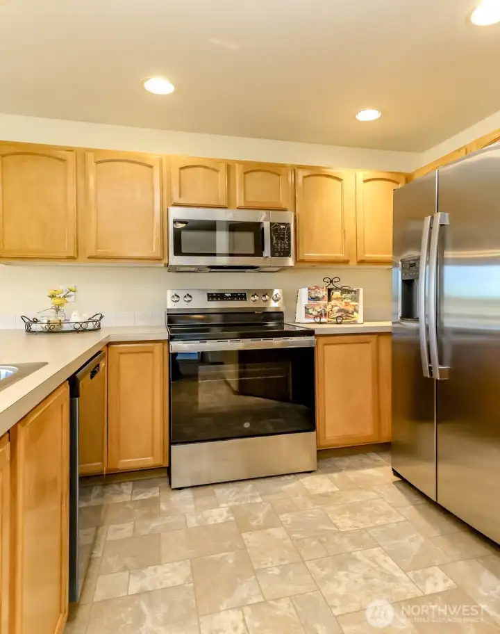 New flooring and appliances with plenty of storage. New flooring and appliances with plenty of storage.