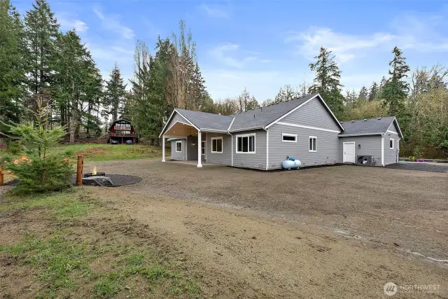 Huge yard, perfect for a mini farm!