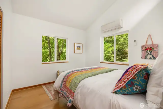 What a beautiful, tranquil, sunlit room!