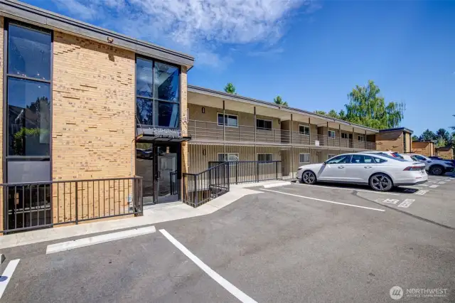 Two main entrances make the access convenient straight from the parking, no Stairs to take.