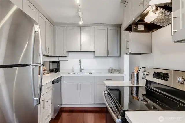 Smartly upgraded and easy to maintain, this kitchen offers ample storage and modern function—tailor-made for efficient city living.