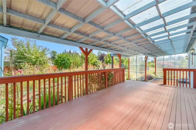 Entertaining-size deck