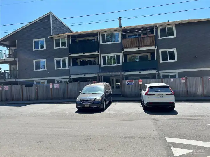 Minutes to Greenwood, Northgate lightrail transit station, E line, shopping,  theaters, dining...you have it all!