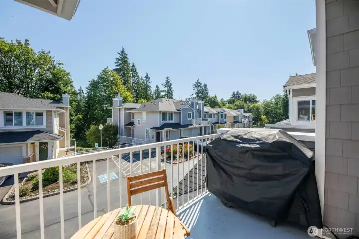 Do you enjoy barbecuing? This deck has the perfect space for your barbecue!