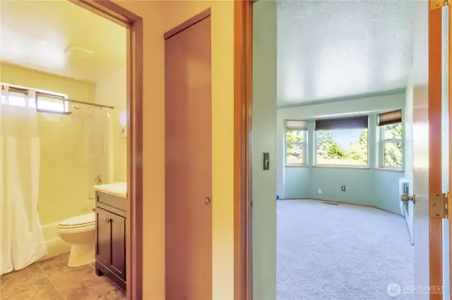 Full bath in the hall just outside of the primary suite.
