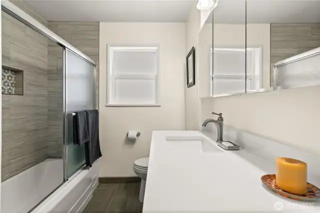 Beautifully Remodeled Full Bathroom