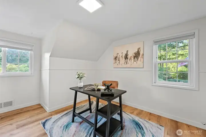 Bedroom with potential, perfect as a home office or guest room!