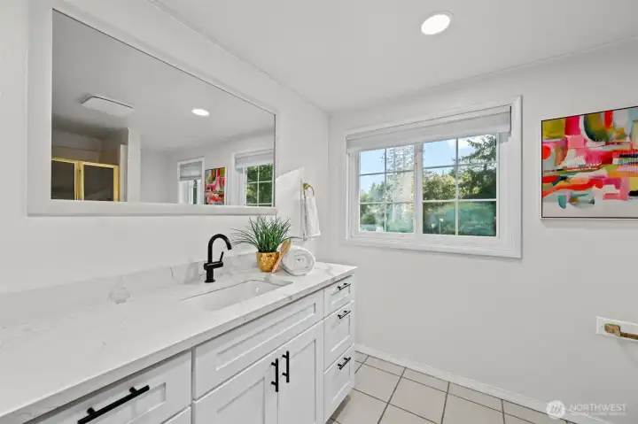 Renovated bath, modern finishes